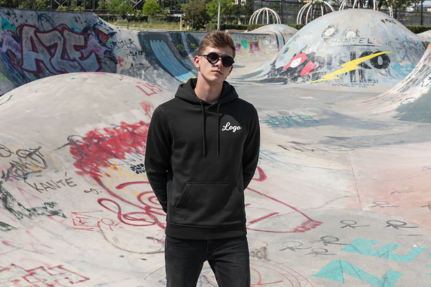 Hoodie besticken lassen – eigenes Logo & Schrift | Hoodie personalisieren